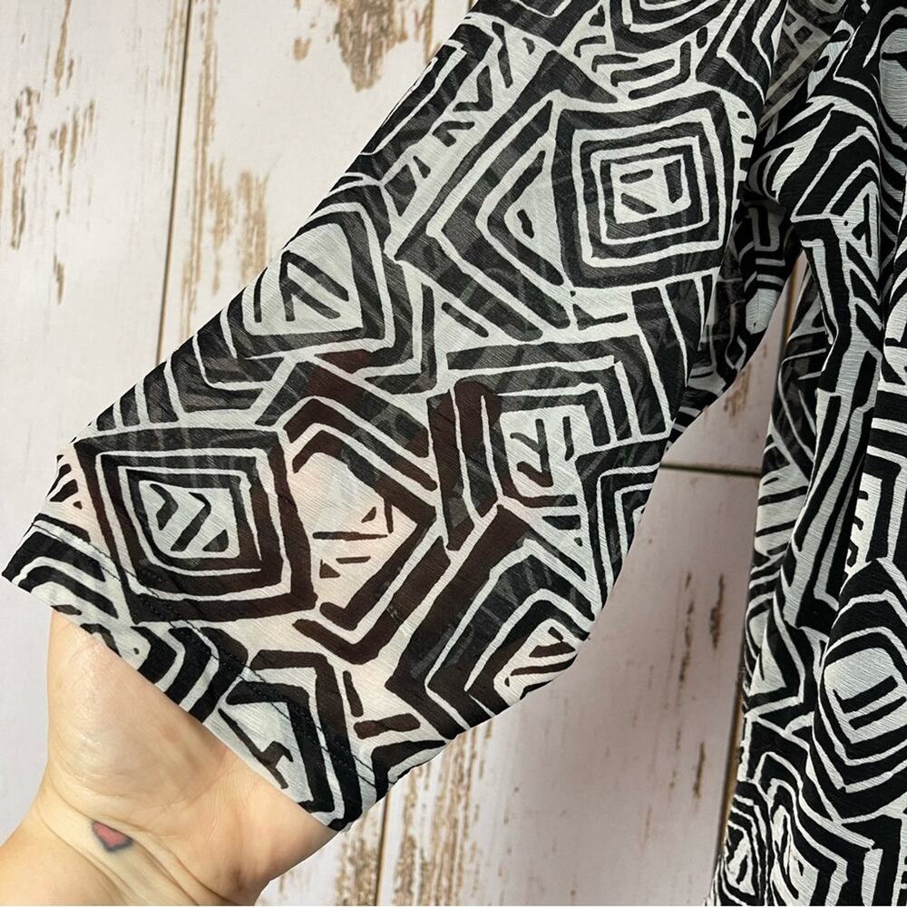 Dana Buchman Woman, Sheer Sleeve Blouse. Size1X. Excellent condition! - Picture 2 of 6